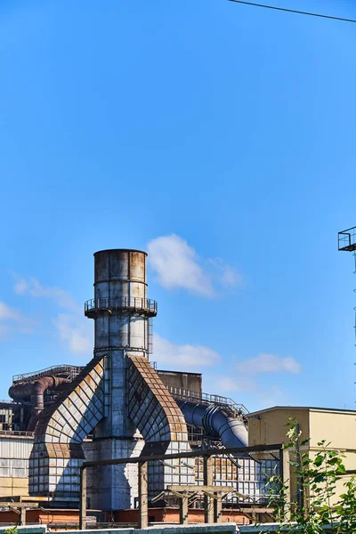 Металлургический завод против голубого неба — стоковое фото
