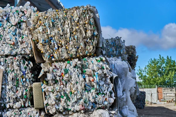 Plastik şişe preslenmiş
