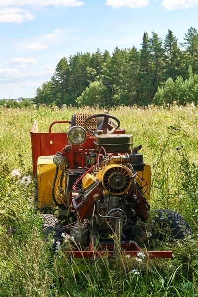 Zelfgemaakte trekker in hoog gras — Stockfoto