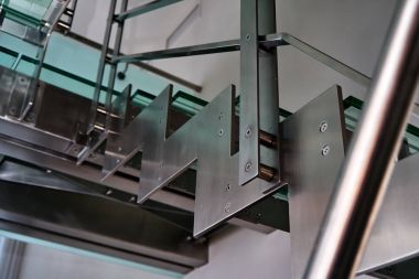 Cam basamaklı paslanmaz çelik merdiven. Modern paslanmaz çelik ve cam merdiven.