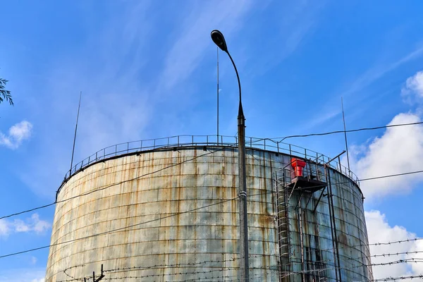 Tanque de armazenamento de óleo antigo — Fotografia de Stock