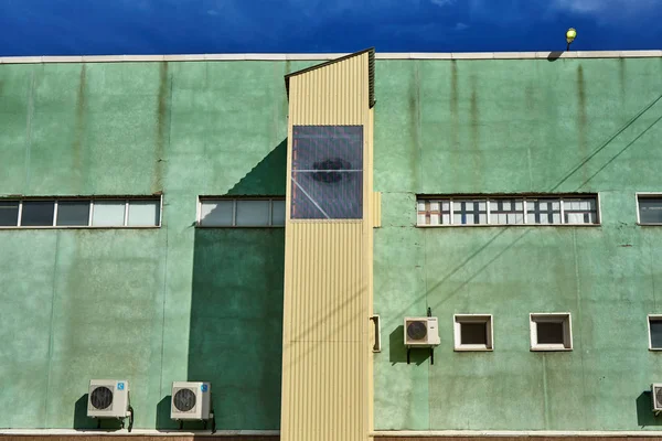 Fachada de un edificio industrial — Foto de Stock