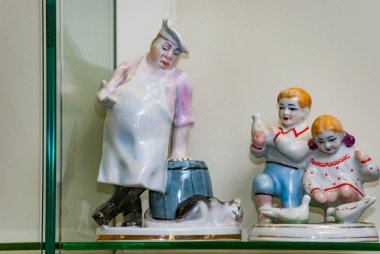 Cam raflarda nadir bulunan porselen biblolar.