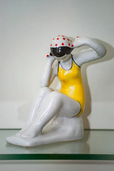 Figura de porcelana rara en estante de vidrio. Chica en traje de baño — Foto de Stock