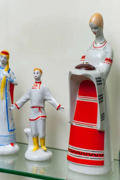 Συλλογή Από Διάφορα Πολύχρωμα Vintage Αγαλματίδια Πορσελάνης Εκτίθενται Γυάλινο Ράφι — Φωτογραφία Αρχείου