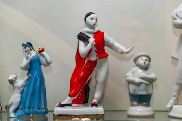 Asortyment rzadkich figurek porcelanowych na półce szklanej — Zdjęcie stockowe