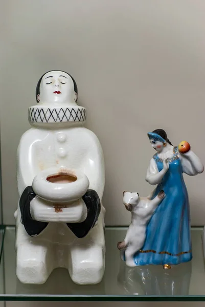 Coleção Diferentes Estatuetas Porcelana Vintage Coloridas Exibidas Prateleira Vidro — Fotografia de Stock