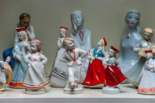 Ritka porcelán figurák választéka az üvegpolcon — Stock Fotó