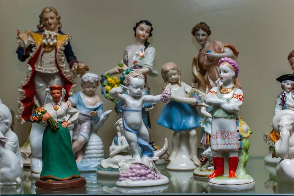 Sortiment seltener Porzellanfiguren im Glasregal — Stockfoto