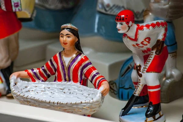 Surtido de figuras raras de porcelana en estante de vidrio — Foto de Stock