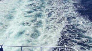 Deniz köpüğü bir kayan gemisinden