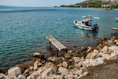 Eski ahşap iskele. Deniz suyunun yakınındaki eski iskelelerin kalıntıları.
