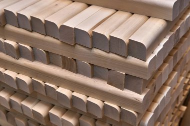 Tahta masa bacakları. Atölyede istiflenmiş tahta masa bacakları