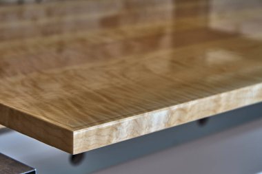 Sycamore akçaağaç dolabının kapısı atölyede. Yüksek parlak dolap kapısı. Mobilya üretimi