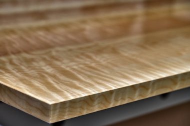 Sycamore akçaağaç dolabının kapısı atölyede. Yüksek parlak dolap kapısı. Mobilya üretimi
