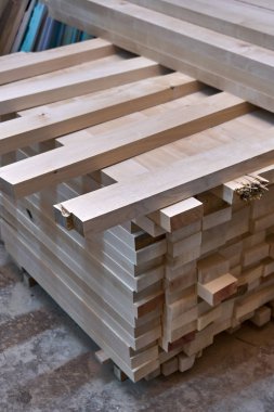 Tahta masa bacakları. Atölyede istiflenmiş tahta masa bacakları