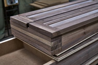 Katı ceviz dolap kapıları. Katı ahşap çekmeceler. Mobilya üretimi