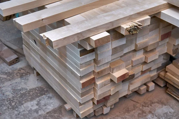 Patas de mesa de madera. Piernas de mesa de madera apiladas en taller — Foto de Stock