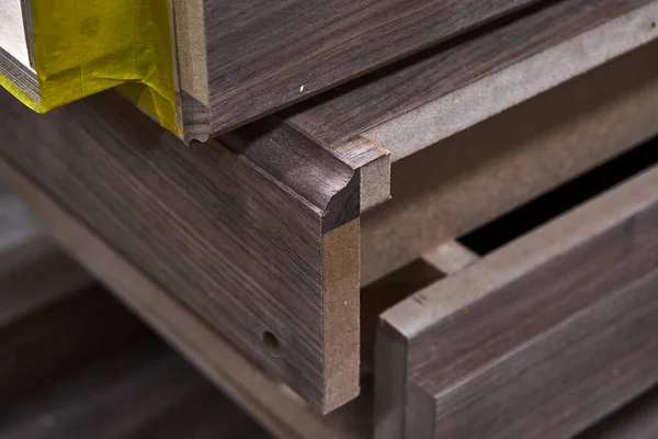 Elementos de vestir en un taller. Cómoda de madera maciza. Fabricación de muebles — Foto de Stock