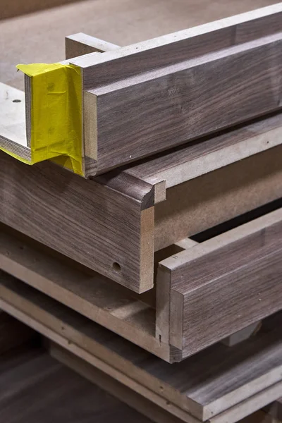 Elementos de vestir en un taller. Cómoda de madera maciza. Fabricación de muebles — Foto de Stock