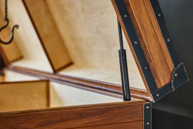 Sağlam meşe ağacı göğsü. Köşelerinde metal çerçeveler olan ahşap bir sandık. Üst göğsü aç