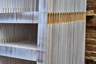 Doğramacılık. Yığılmış kapı yaprakları. Ahşap kapı üretim süreci. Ahşap işçiliği ve marangozluk. Mobilya imalatı. Yakın plan.