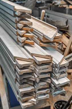 Doğramacılık. Yığınla kapı mimarı. Ahşap kapı üretim süreci. Ahşap işçiliği ve marangozluk. Mobilya imalatı. Yakın plan.