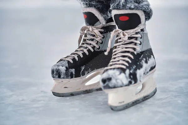 Hockeyschläger Den Füßen Des Spielers Nach Dem Eishockey Nahaufnahme — Stockfoto