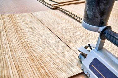 Meşe kaplama. Meşe dokusu. Marangozhanedeki kaplama elle birleştirme işlemi. Yakın plan.