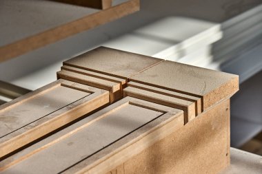 MDF masa bacakları. Doğramacılık. Güzel profesyonel MDF masa bacakları atölyede üretim aşamasında. Mobilya imalatı. Yakın plan.