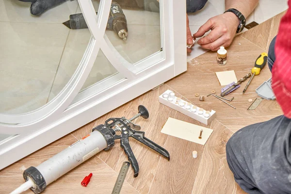 Sliding Glass Doors Repair Worker Install End Cap White Sliding — Stock Photo, Image