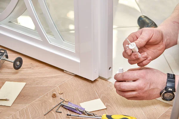 Glasschiebetüren Reparieren Arbeiter Montieren Endkappe Weiße Glasschiebetüren Mit Dekor Überlagerungen — Stockfoto