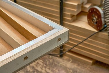 Doğramacılık. Tezgahın yemek masasının tasarımı. Atölyede tezgah alüminyum çerçeve üretim süreci