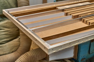 Doğramacılık. Tezgahın yemek masasının tasarımı. Atölyede tezgah alüminyum çerçeve üretim süreci