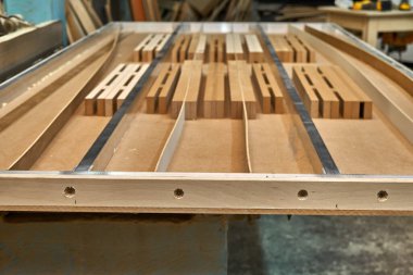 Doğramacılık. Tezgahın yemek masasının tasarımı. Atölyede tezgah alüminyum çerçeve üretim süreci