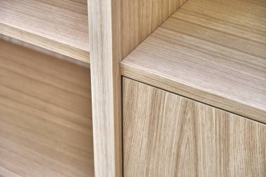 Tahta kitaplıklar. Ahşap kitaplıklar ve meşe kaplamalı MDF 'den yapılmış duvar panelleri. Yakın plan.