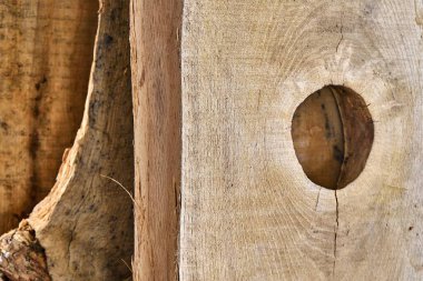 Atölyedeki işlenmemiş meşe kerestesi. Meşe ağacında düğüm deliği. Tahta doku. Yakın plan.