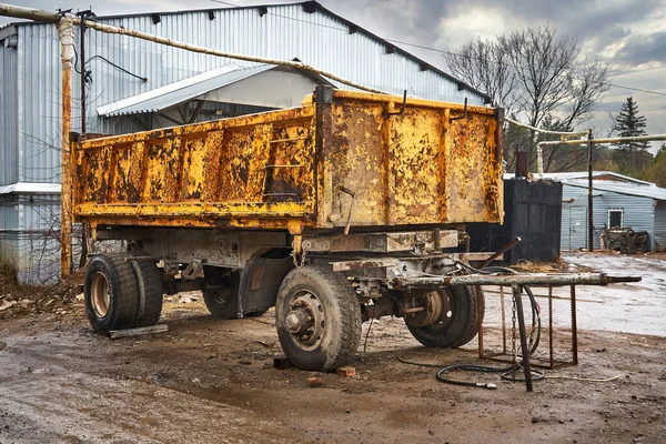 Camião Pesado Amarelo Velho Semi Reboque Armazém Materiais Construção — Fotografia de Stock