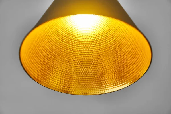 Zlatý Odstín Lampy Kulatá Žlutá Lampa Šedém Pozadí Detailní Záběr — Stock fotografie