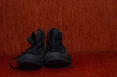 Eski Siyah Şık Ayakkabılar, Eski