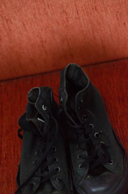 Eski Siyah Şık Ayakkabılar, Eski