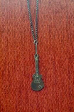 Eski Paslı Gitar Kolyesi, Eski Paslı Gitar Kolyesi, Aksesuar