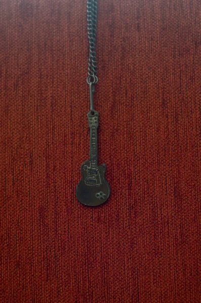 Old Rusty Guitar Necklace Vintage Rusty Guitar Necklace Accessory — Stock Photo, Image