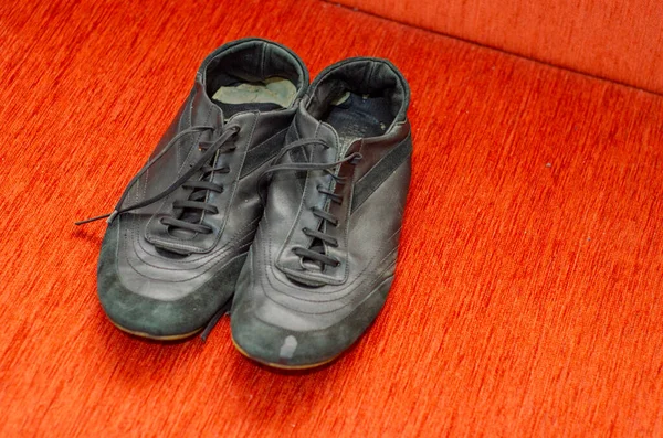 Eski Siyah Yürüyüş Ayakkabıları, Eski Siyah Yürüyüş Ayakkabıları