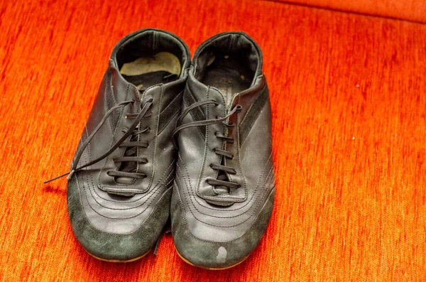 Eski Siyah Yürüyüş Ayakkabıları, Eski Siyah Yürüyüş Ayakkabıları