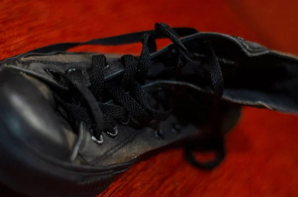 Rongyos Fekete Stílusos Cipők Vintage Fekete Stílusos Cipők — Stock Fotó