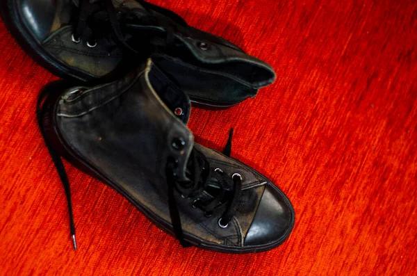 Szarpane Czarne Stylowe Buty Vintage Czarne Stylowe Buty — Zdjęcie stockowe