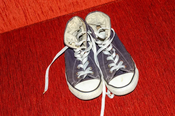 Eski Mavi Ayakkabılar, Moda Modaya Göre Ayakkabılar