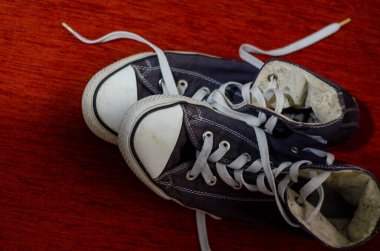 Eski Mavi Ayakkabılar, Moda Modaya Göre Ayakkabılar