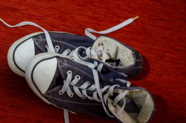 Eski Mavi Ayakkabılar, Moda Modaya Göre Ayakkabılar